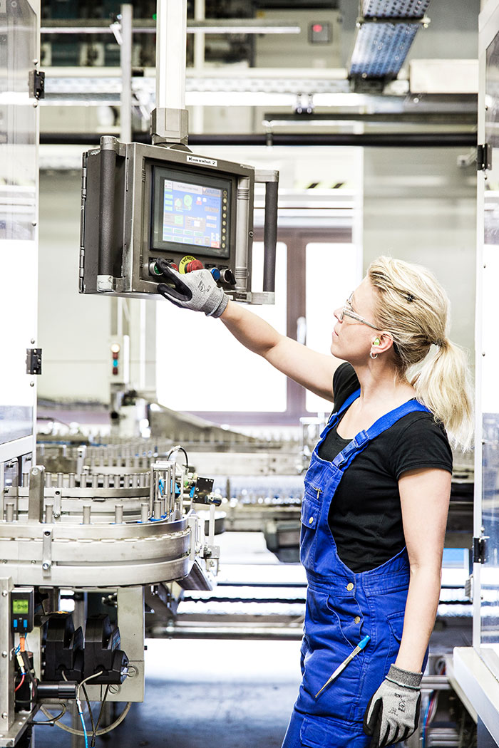 varta-batterie-werk-kontrolle-mensch
